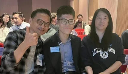 陈锦鸿（左）的儿子陈驾桦（中）目前是圣方济各大学音乐研习高级文凭一年级生。（互联网）