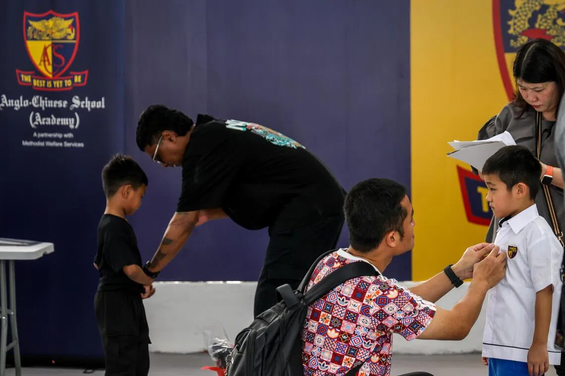 英华学院迎新日这天，家长陪着孩子参观学校、购买校服，让孩子带着亮丽的装扮和心情，迎接新学校、新学年、新生活。（叶振忠摄）