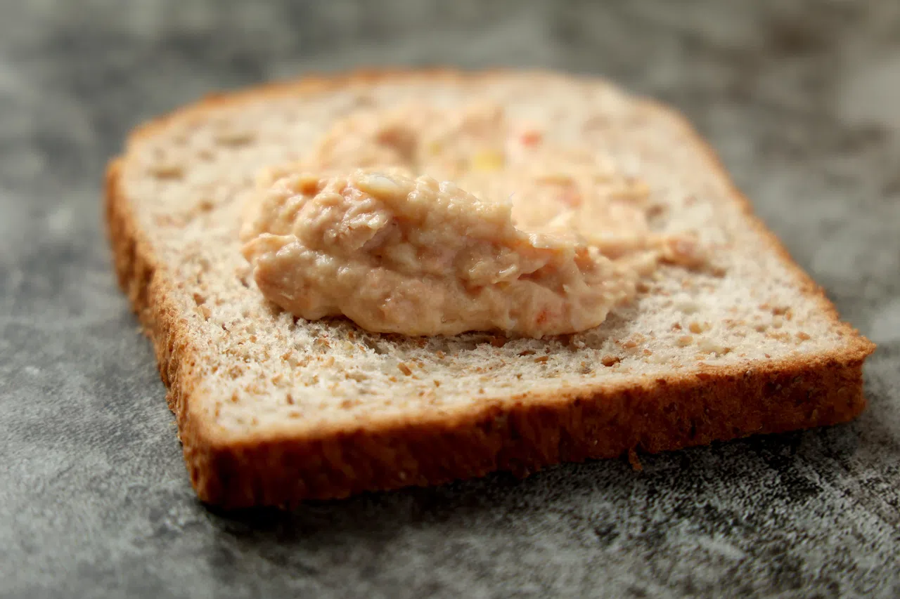 以野生三文鱼制作的涂酱，除了涂面包，也能搭配苏打饼、面条。（龙国雄摄）