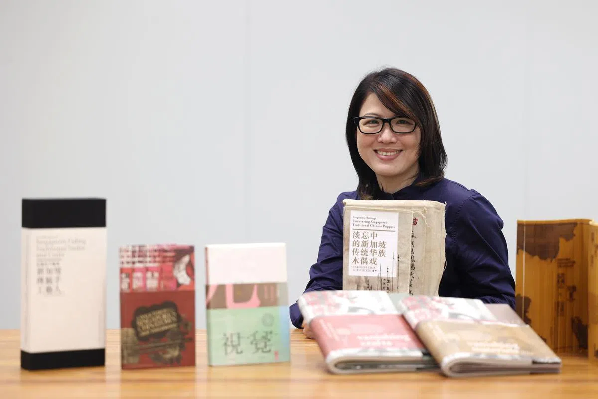 《淡忘中的新加坡传统华族木偶戏》装帧设计师及联合作者杨佩华（叶振忠摄影）