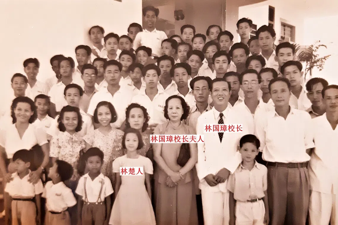 二战结束后，林国璋校长跟端蒙师生在学校合影。（林楚人提供）
