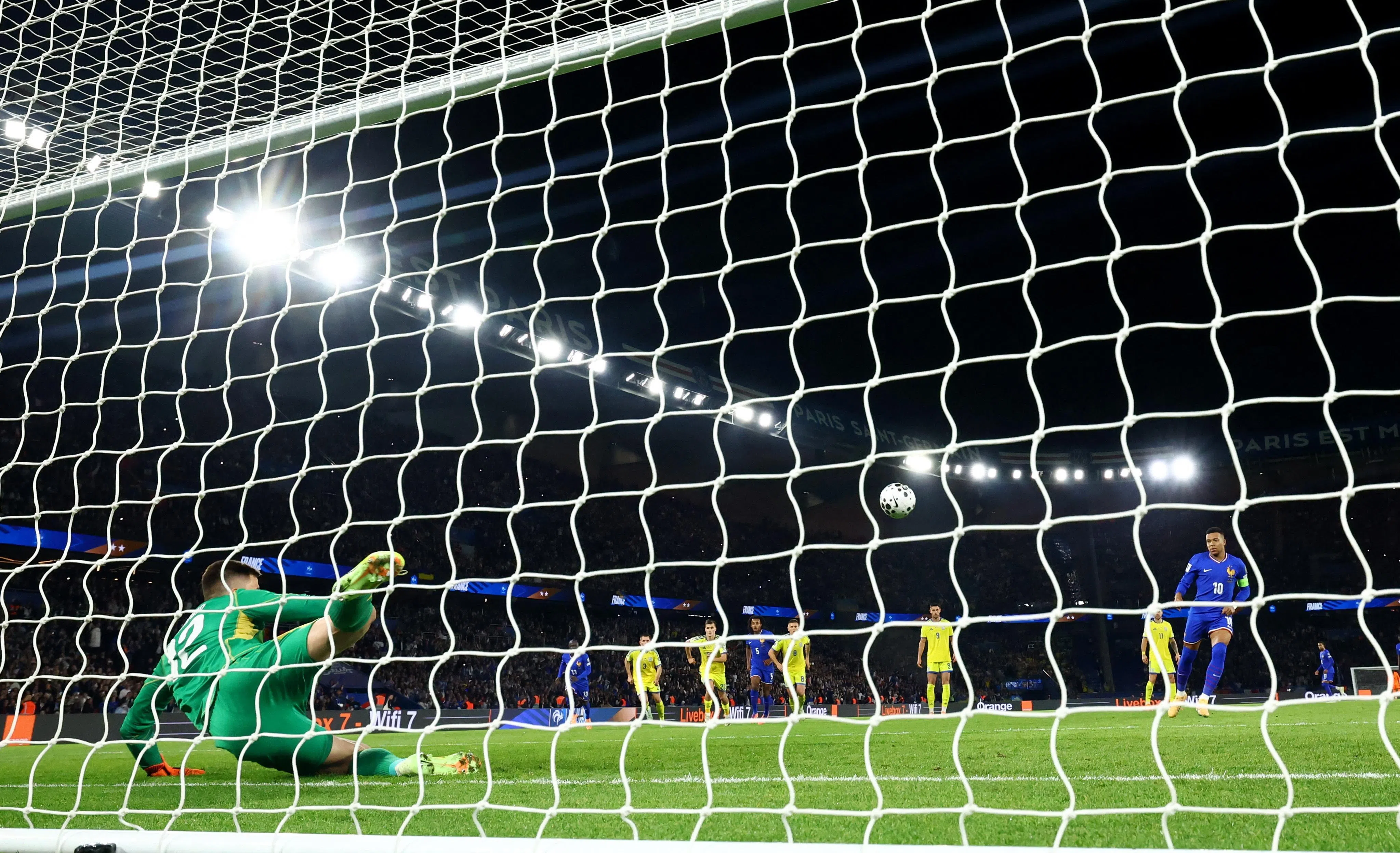 姆巴佩（10号）在罚球点为法国首开纪录。（路透社）