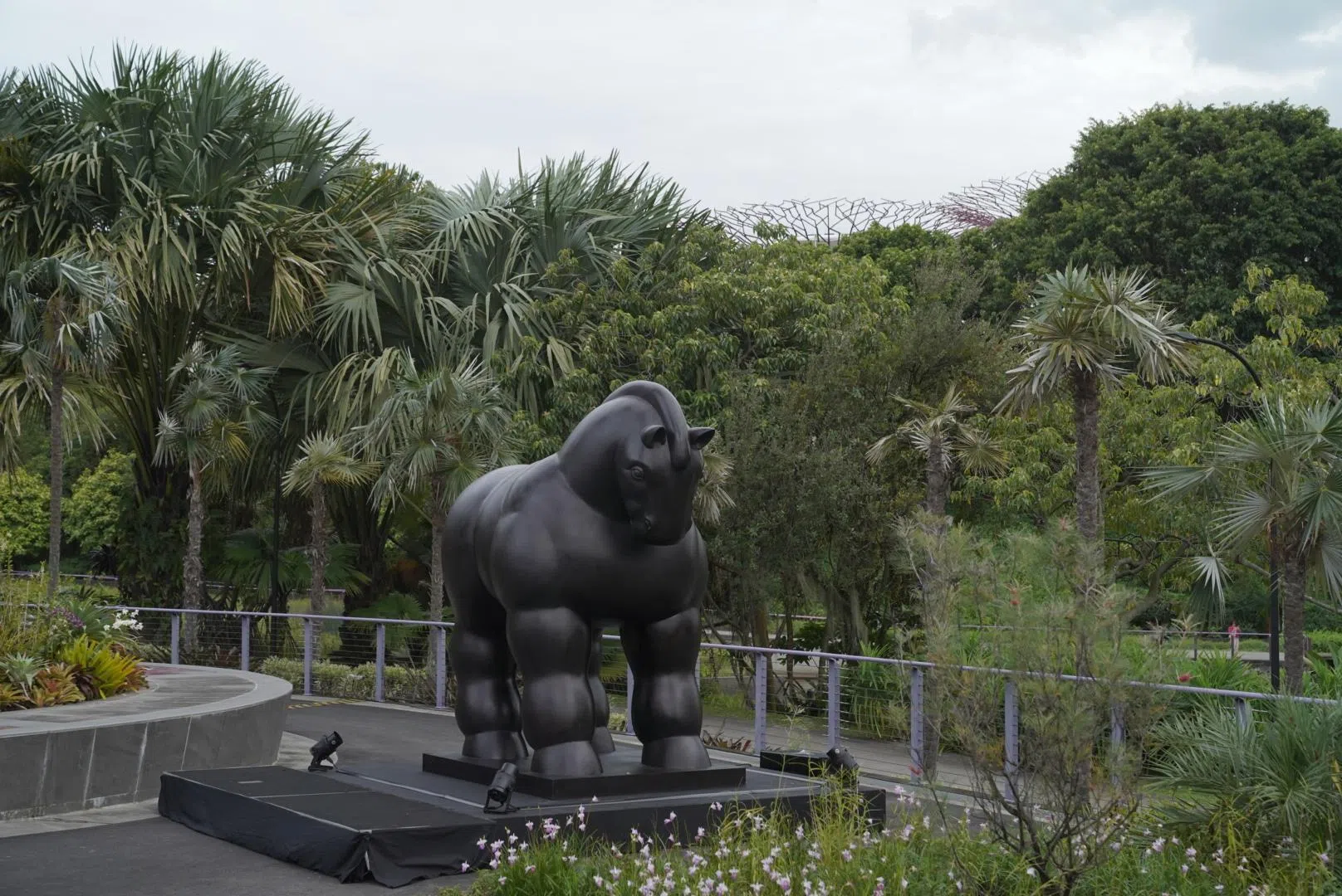 在滨海湾银叶花园展示的“花园盛景：博特罗巨型雕塑”。（IMBA提供）