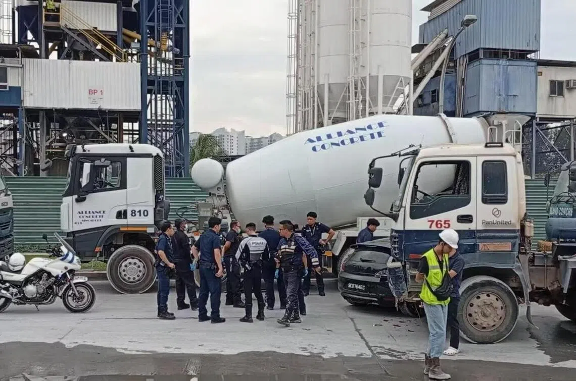 事故发生在一处工地附近，现场有近十名警员在调查。（取自小红书）