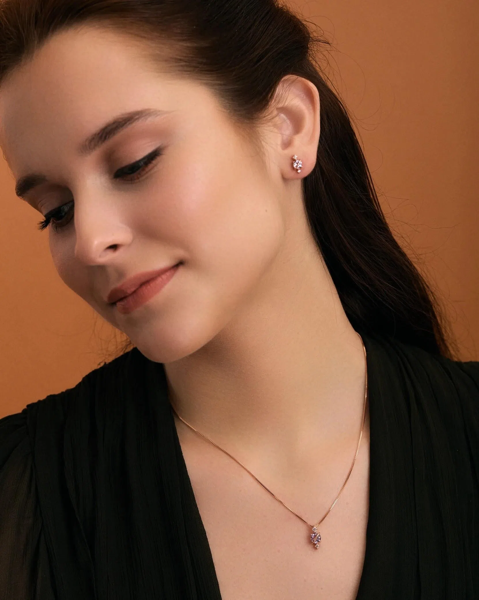 Rina Lee Jewellery水晶耳环，打造柔和女性形象。（取自rinaleejewellery.com）