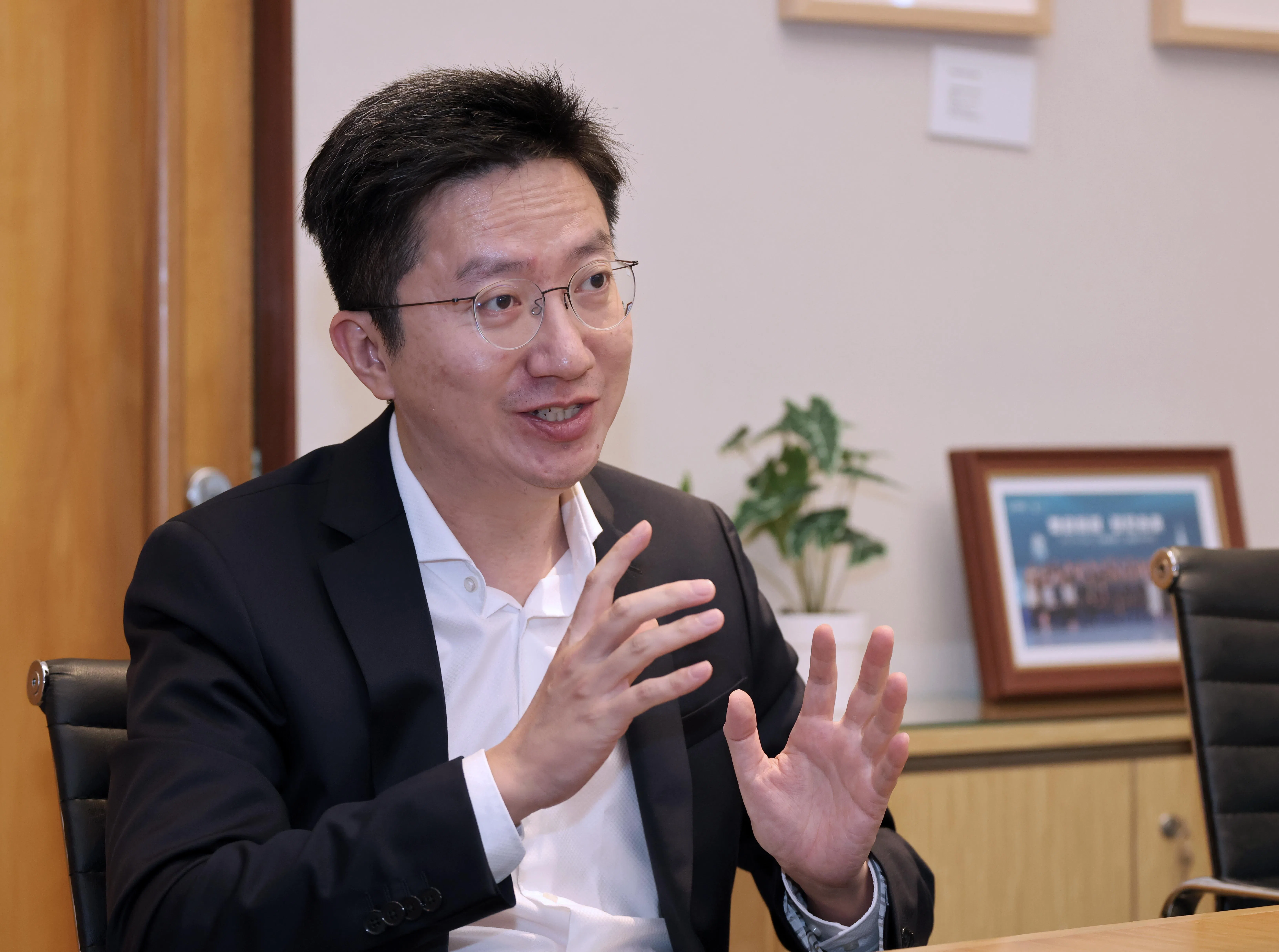 新加坡管理大学经济学院院长李嘉教授认为，学习AI技能就像是吃药和锻炼身体，效果可能不会立竿见影，但肯定不会让人变得更差。（梁麒麟摄）