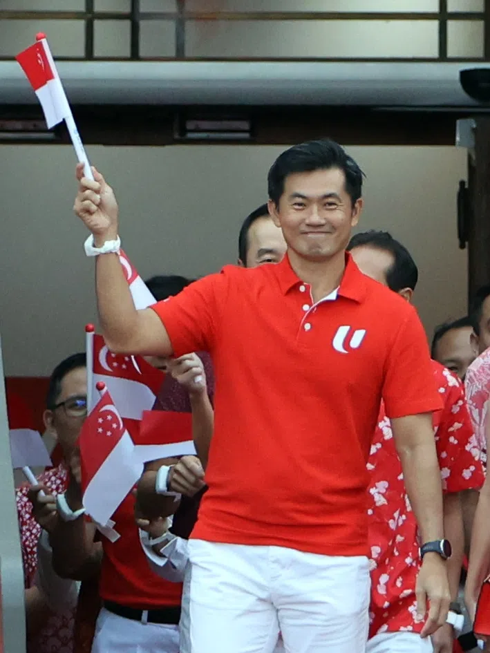 总理公署高级政务部长陈国明，作为工运议员，身穿全国职工总会红衣出席国庆庆典。（邝启聪摄）