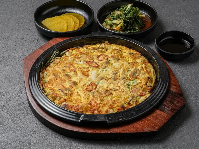 一整块上桌的荞麦香葱海鲜煎饼只在晚餐时段供应。（餐馆提供）