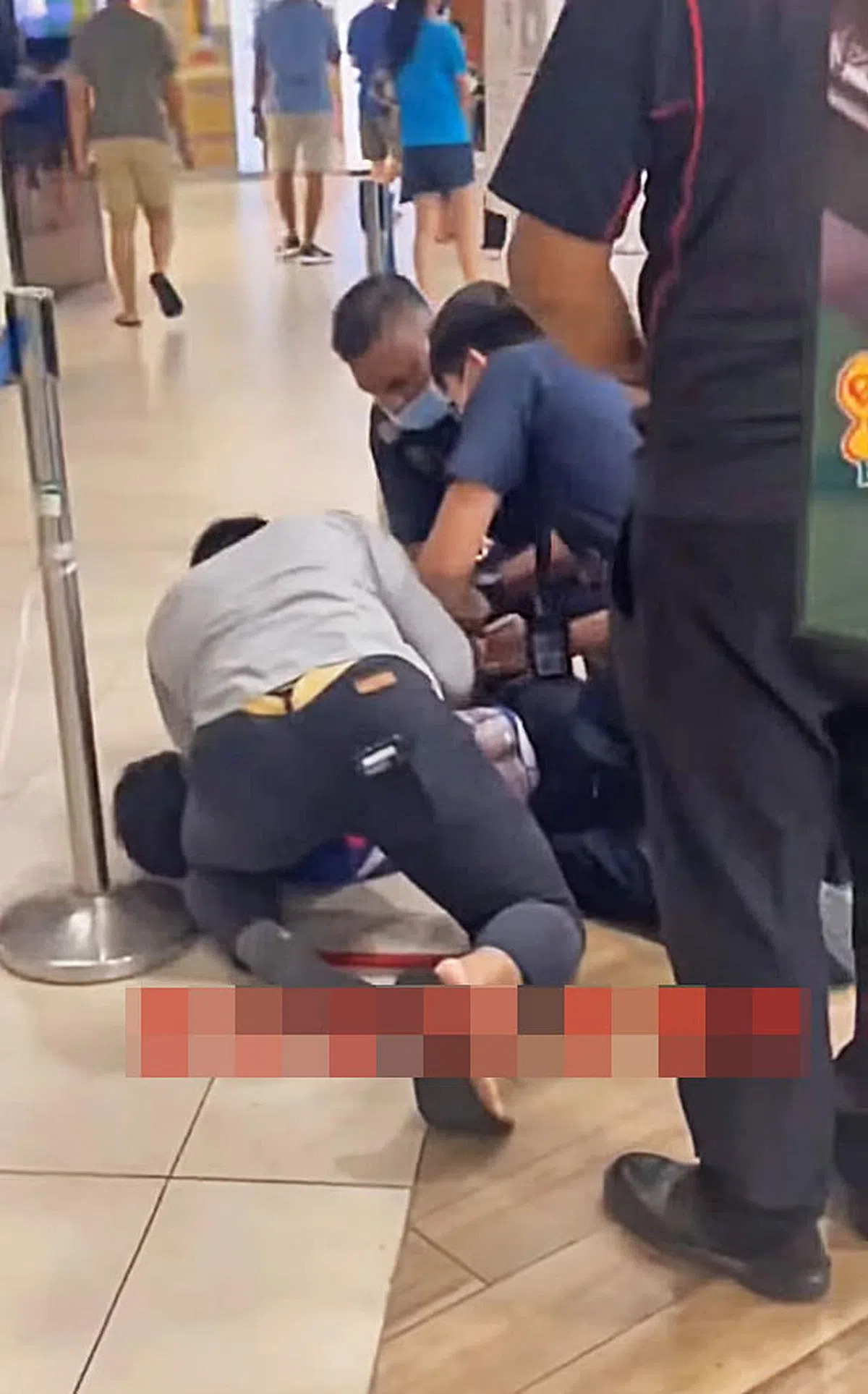 男子一度不愿配合，最终被警方制伏。（视频截图）