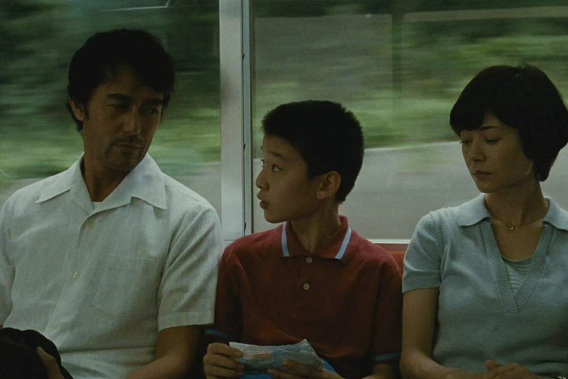 阿部宽（左）在《比海更深》演出转当侦探的潦倒作家。（黄金戏院提供）