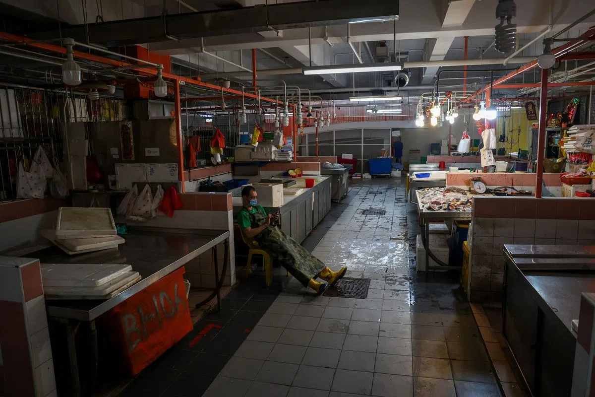 昨早只有约10个摊位营业的湿巴刹，即便有常客回来光顾，也极其冷清。（叶振忠摄）