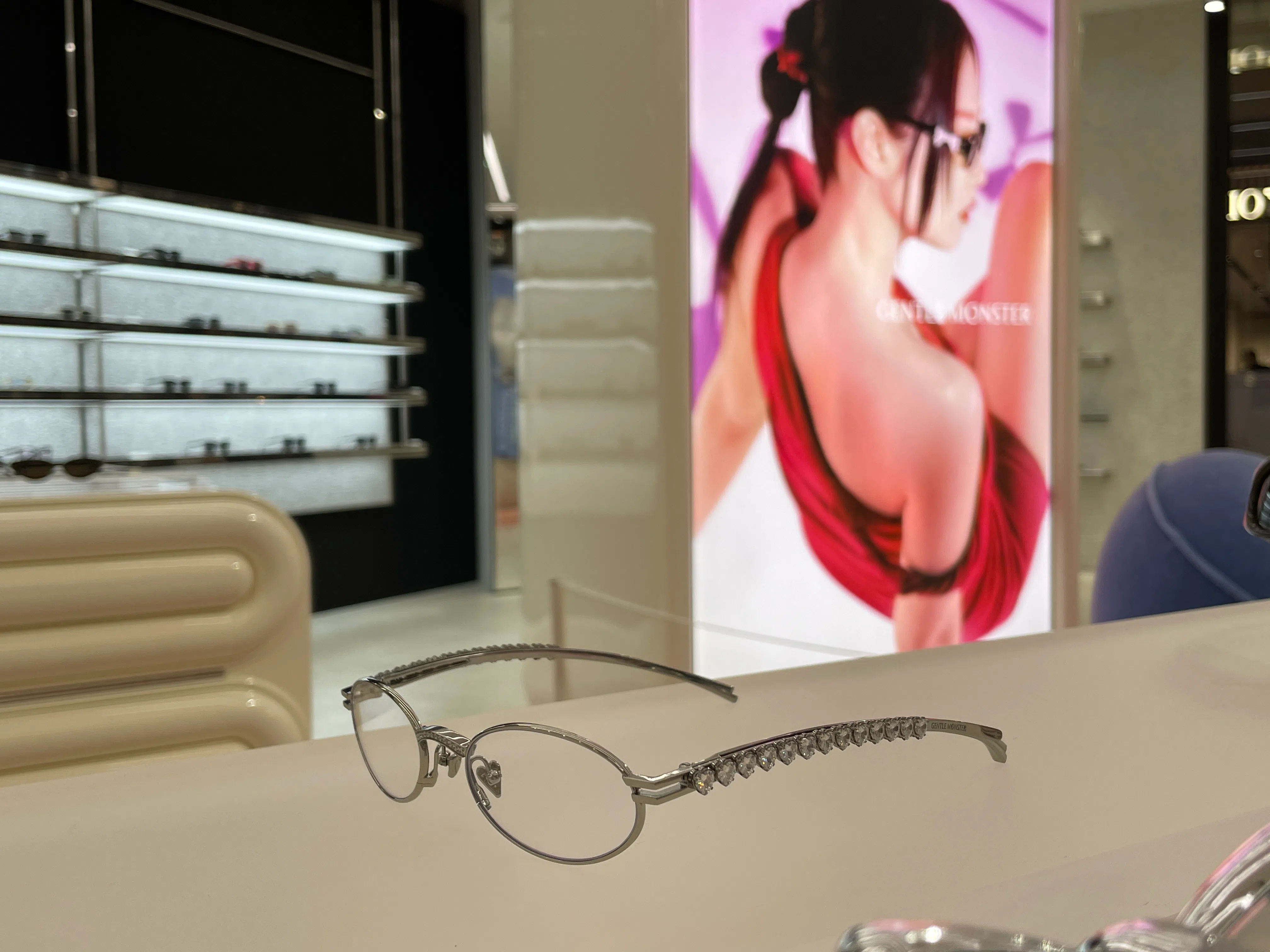 这款镜框镶满心形水晶的眼镜，镜腿能别上鬓发，变成发饰。（林方伟摄）