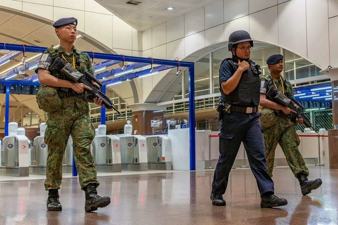 演习期间，警方和武装部队人员在关卡等高风险地点展开巡逻。（新加坡警察部队提供）