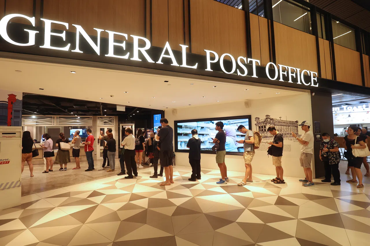 本地歌迷在张学友最后两场演唱会的售票日到邮局外排队。（档案照）