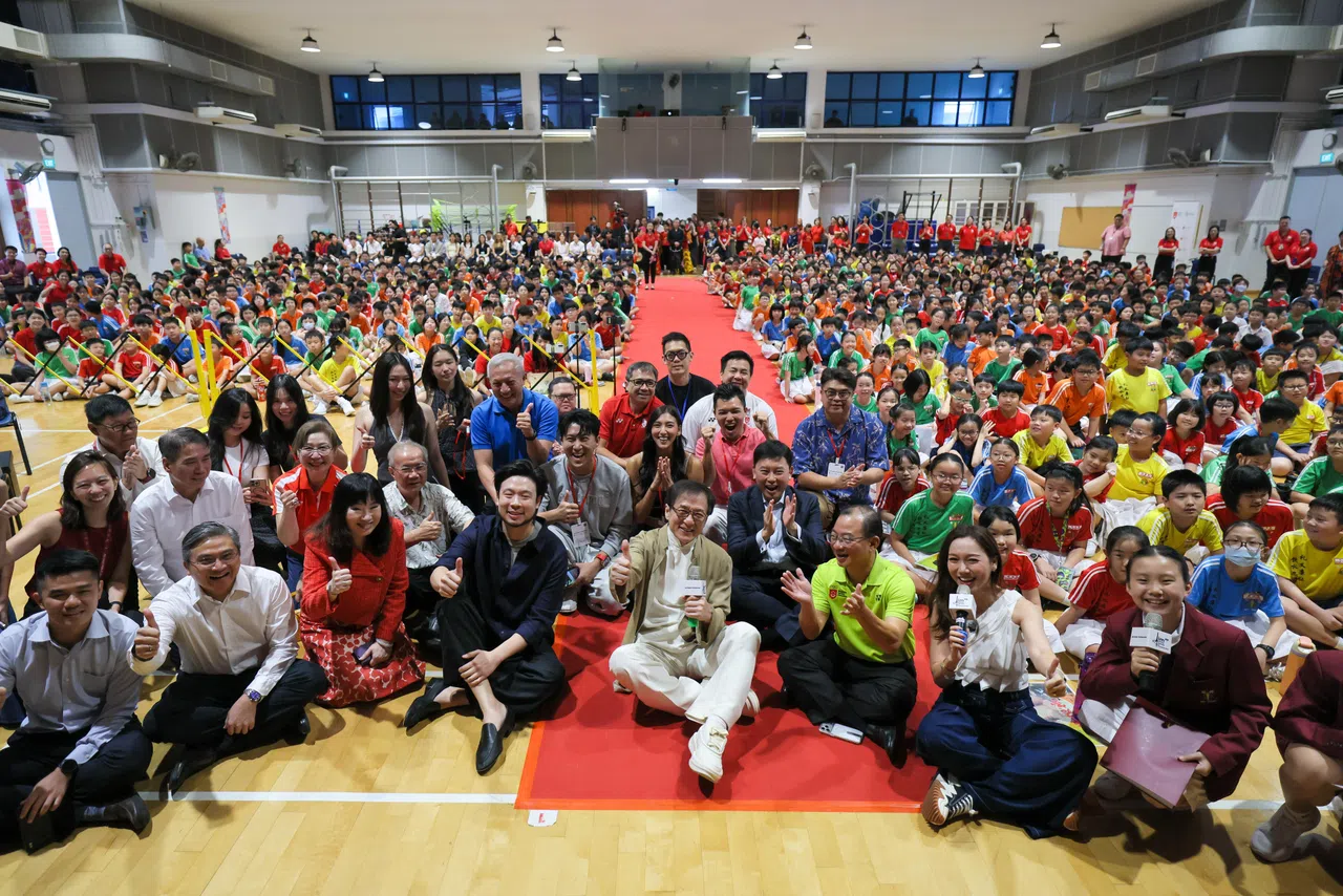 成龙在活动最后和学生们大合照。（张俊杰摄）