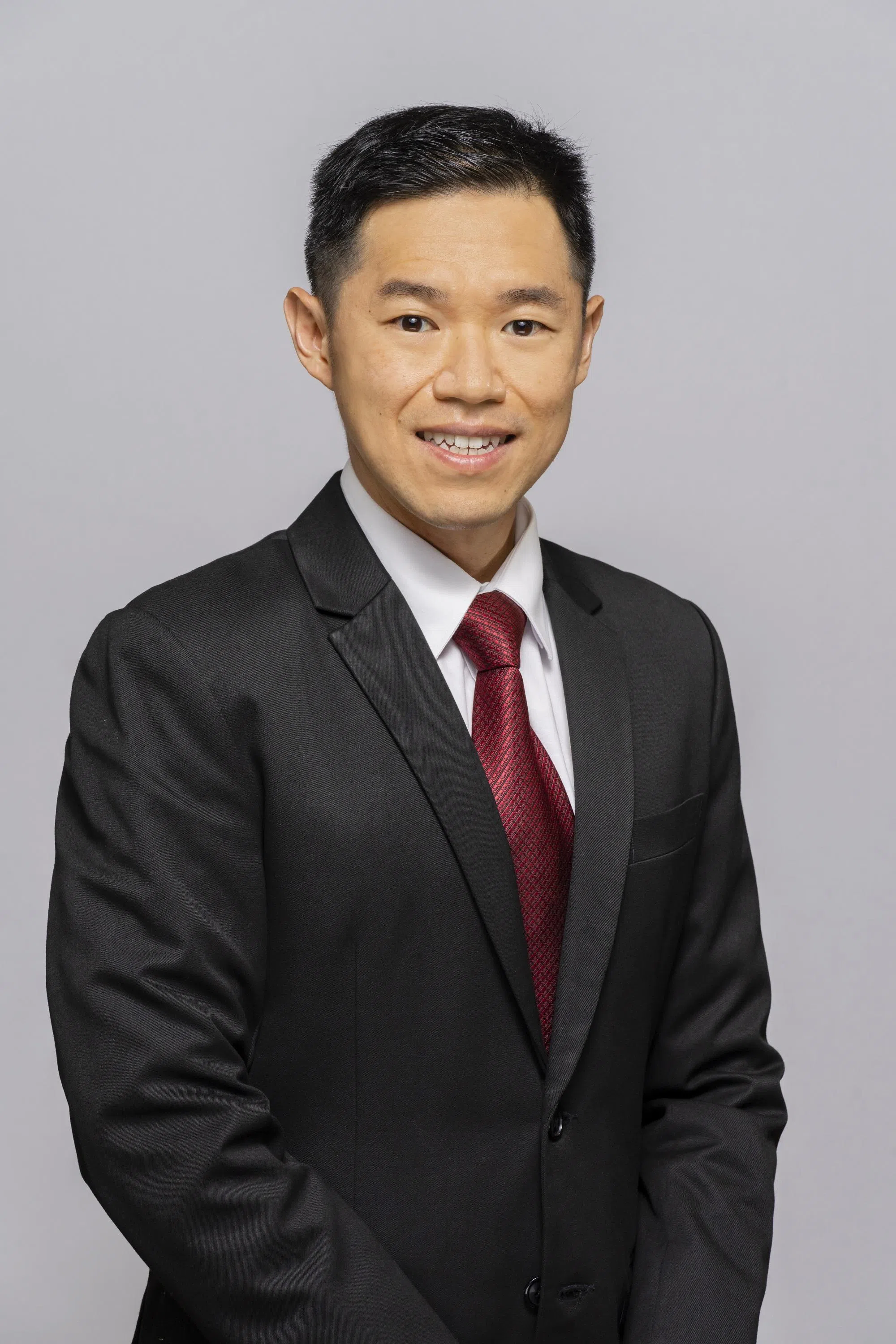 黄立铭医生说，牙龈疾病的主因是，没有定时刷牙和使用牙间卫生工具。（黄廷方综合医院提供）