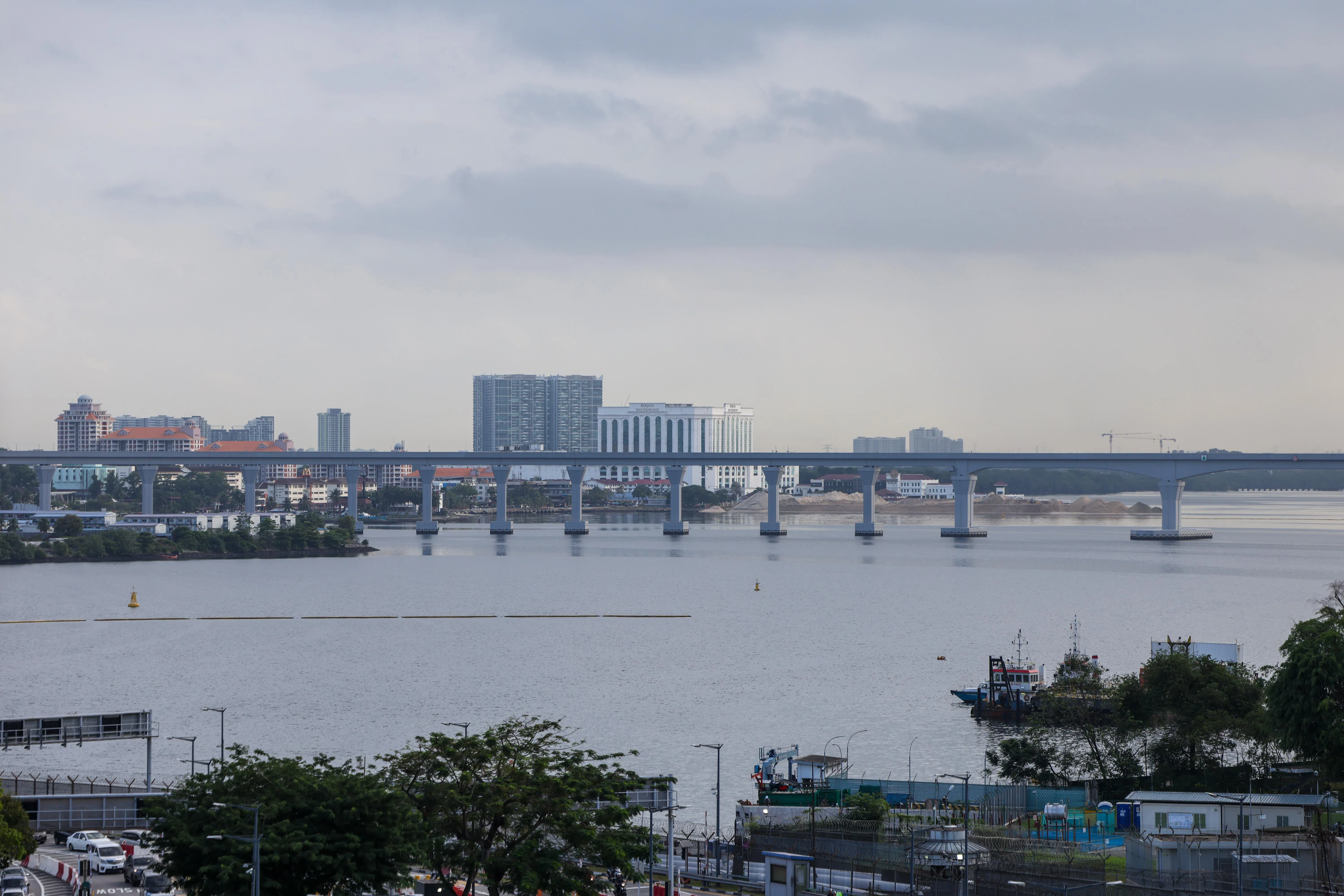 新柔地铁开通及柔新经济特区的落实，预料将吸引部分新加坡企业到当地设厂。（联合早报）