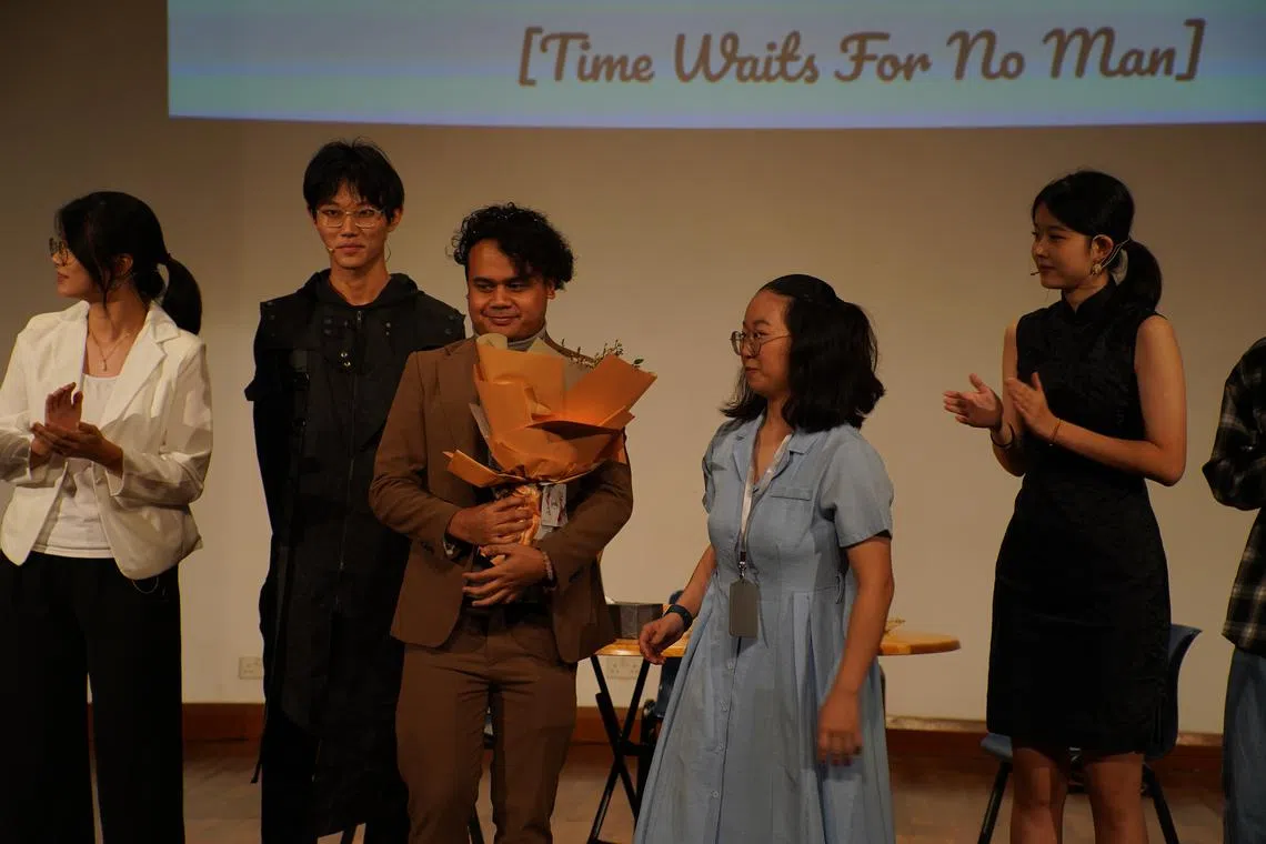 指导老师梦凡心（左三）带领导团队顺利完成演出。（安德逊实龙岗初院提供）