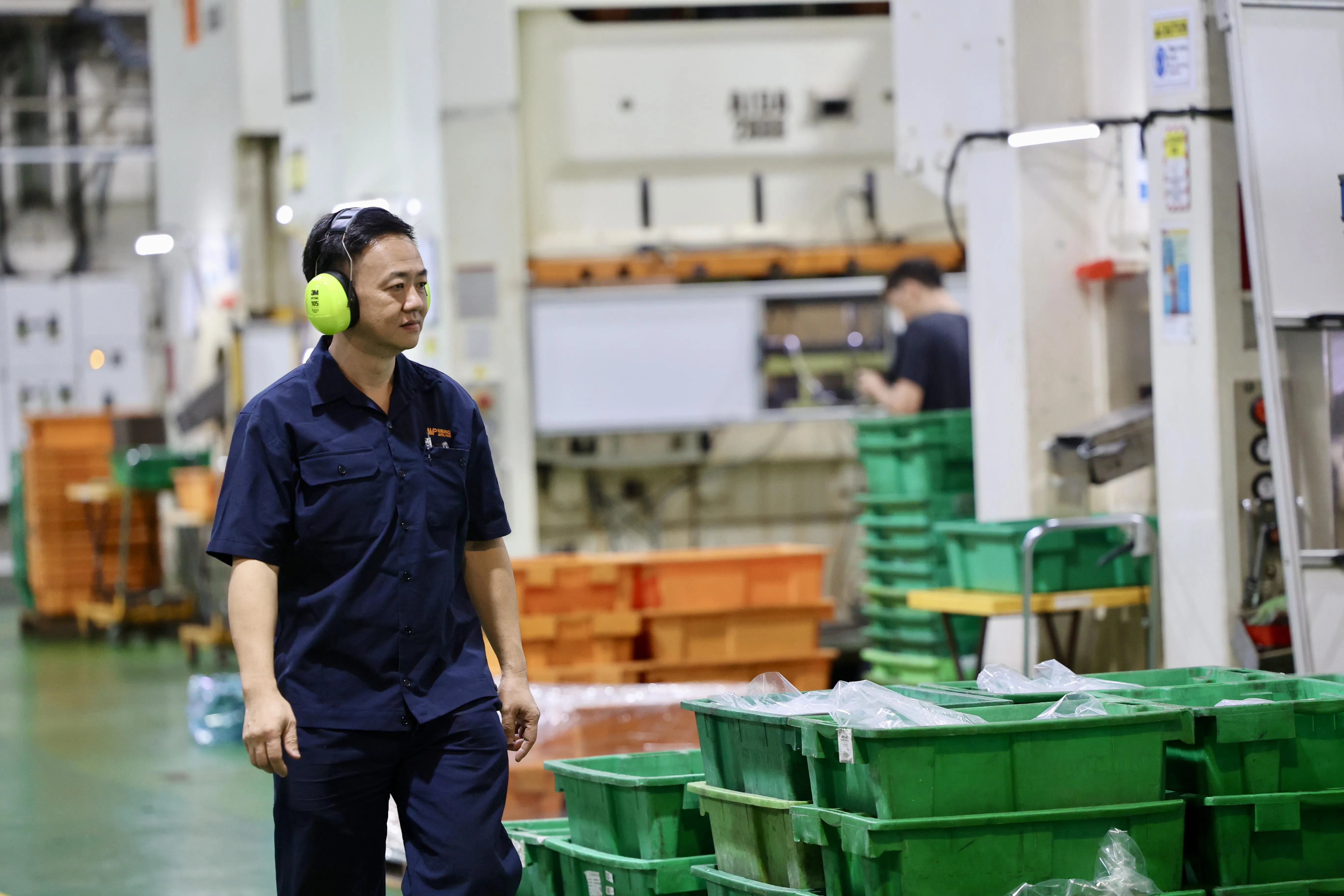 连谷华是中野工业株式会社生产部组长，他大部分工作时间需要待在不同金属加工机器附近。（邝启聪摄）