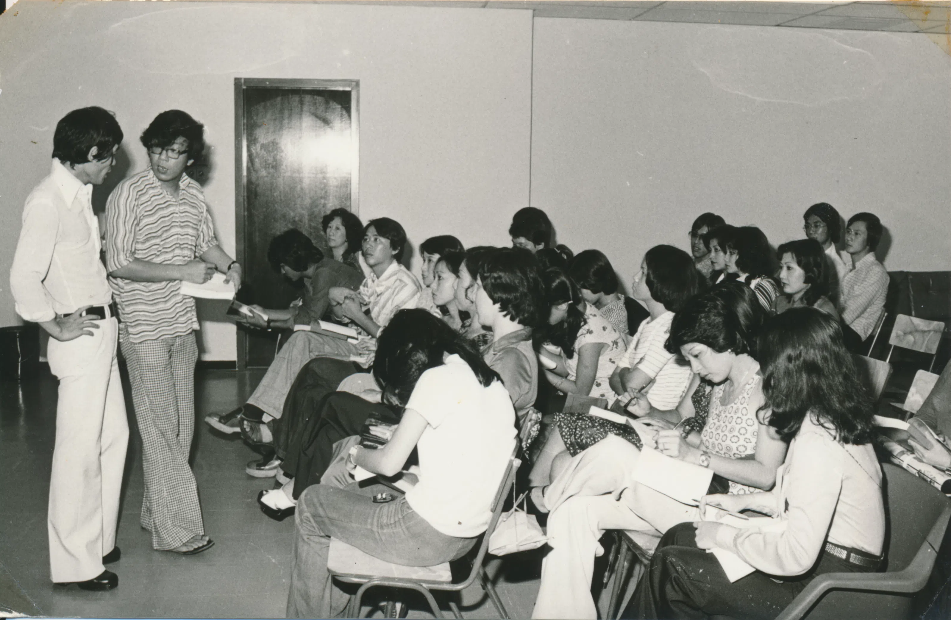 编导邱刚健（左二）指导演员演戏。（彭泰彰提供）