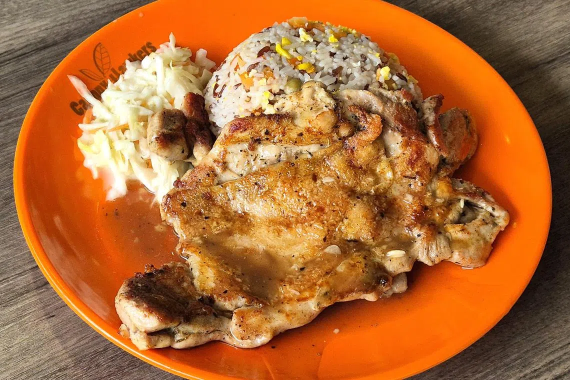 Twenty6 Gusto House的加勒比海炒饭搭烤鸡扒，分量十足。（陈爱薇摄）