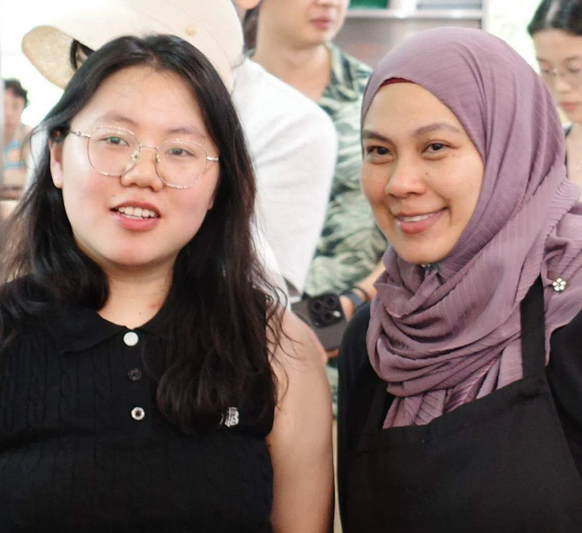 哈山太太诺莱达（右一）与球迷合影。（卓舒畅摄）