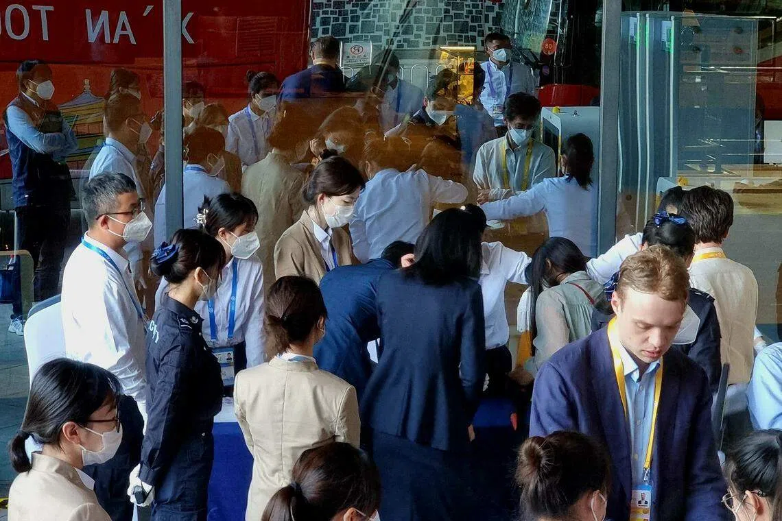 记者从酒店乘大巴出发后，先到另一家酒店下车进行第一轮安检。（王纬温摄）