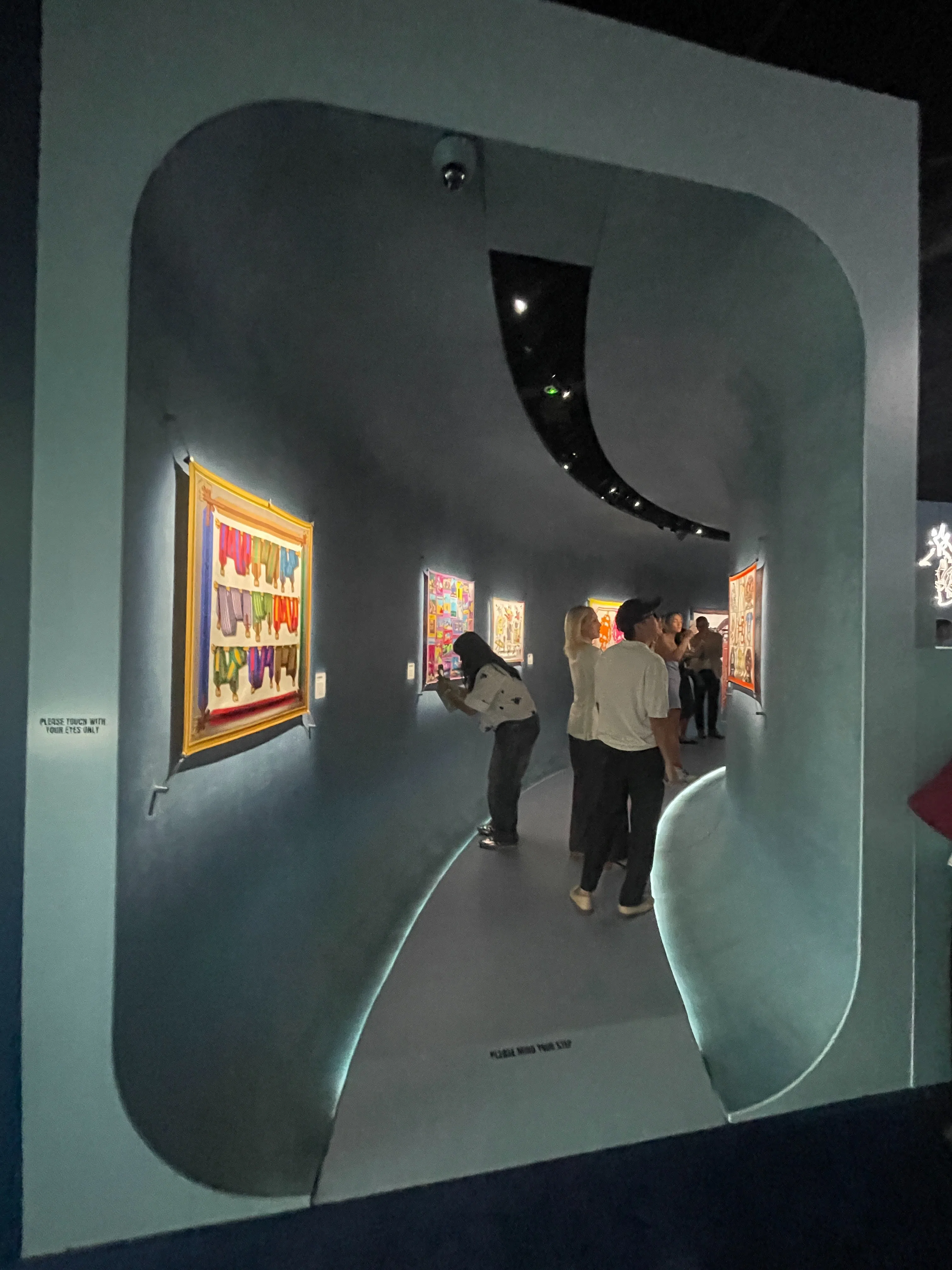 展场的设计紧扣动画男女主角久别重逢的意象，以两个半圆的展廊凑成一个“团圆”。（林方伟摄）