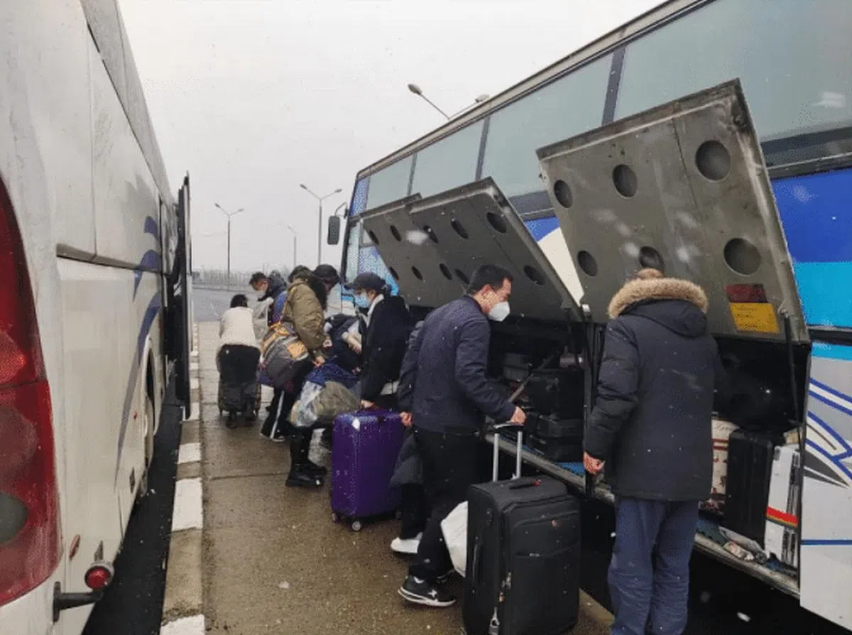 3月1日，在罗马尼亚东部边境加拉茨过境点，从乌克兰撤离的留学生换乘车辆，准备前往布加勒斯特。（新华社）