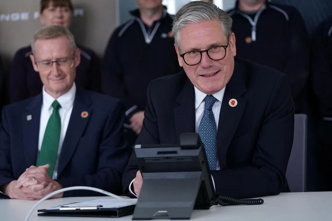 英国首相斯塔默在英国中西部的一个汽车厂接听特朗普的电话。他形容美英协议来得正是时候，将为两国人民创造就业机会。（路透社）