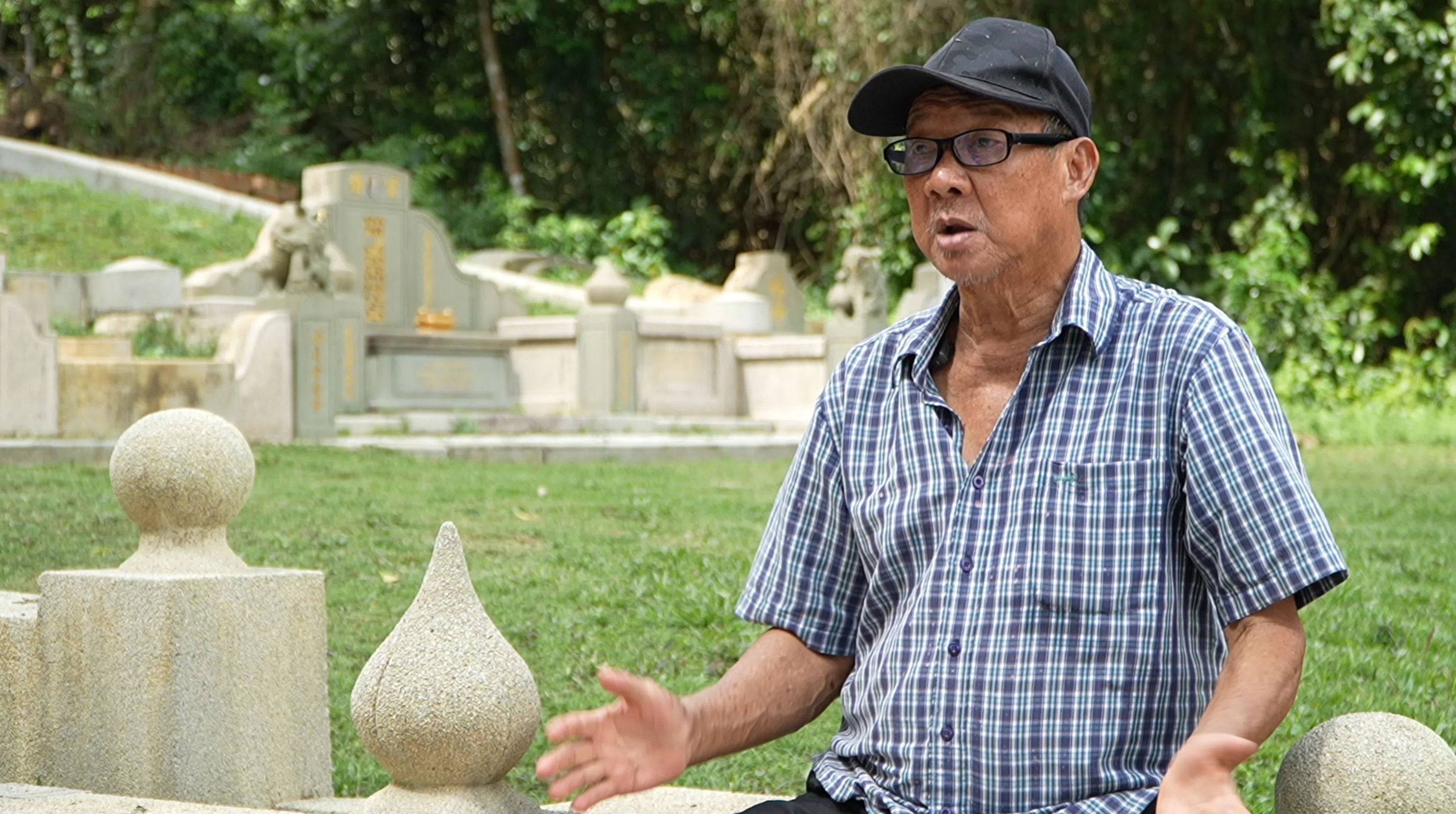 苏汉城是一名守墓人，从小跟着爷爷到墓园帮忙打扫，再从父亲手中接过这份特别的家族使命，一守就是58年。（视频截图）