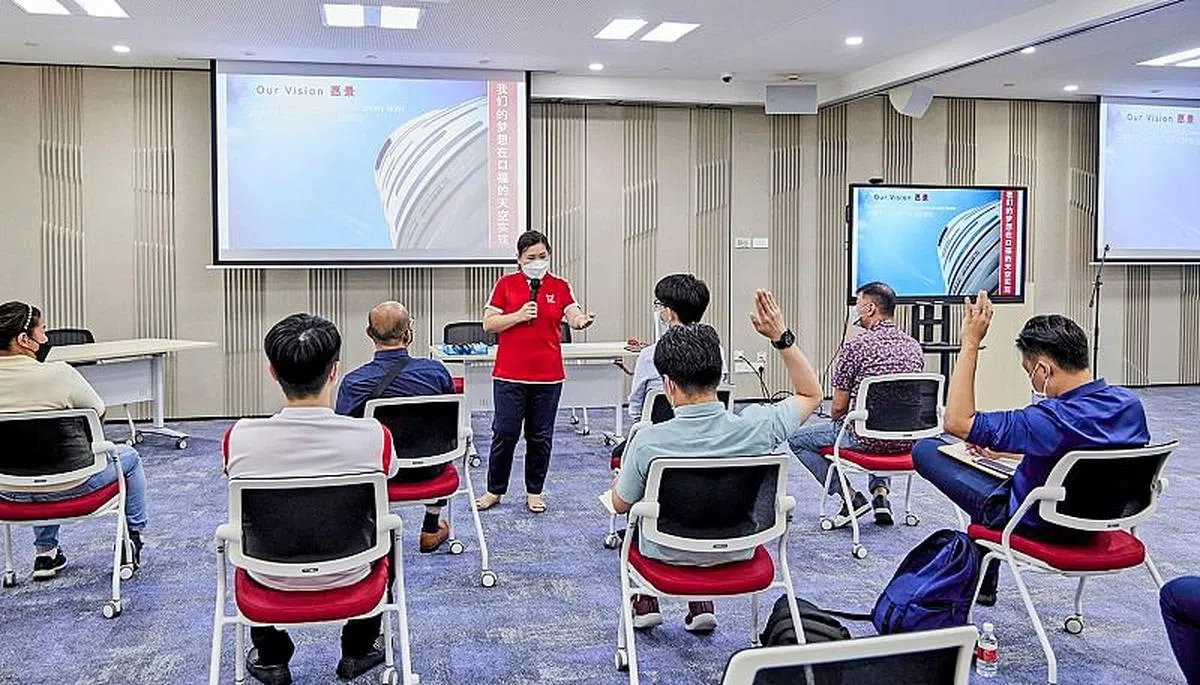 胡美新（站立者）从食阁经理转任培训师，每堂课负责大约30人的培训。（图／新报业媒体）