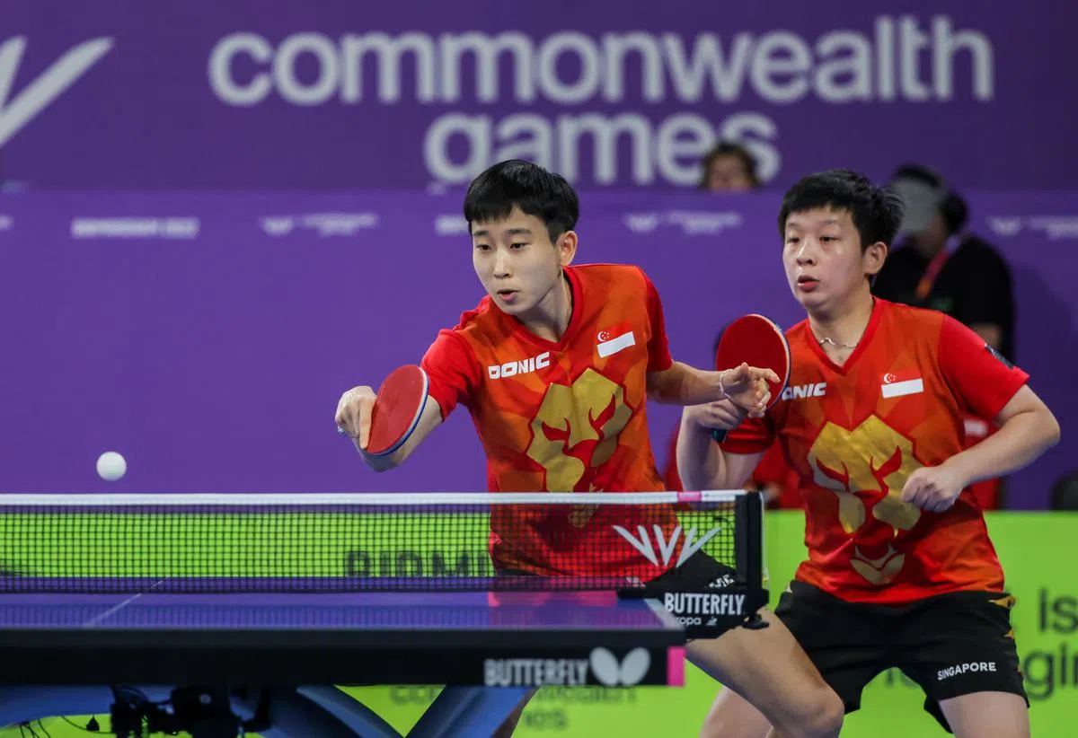 面对打法怪异的澳洲组合，首次参加共运会的两位新加坡女将周靖祎（左）和曾尖拼下胜利。（叶振忠摄）