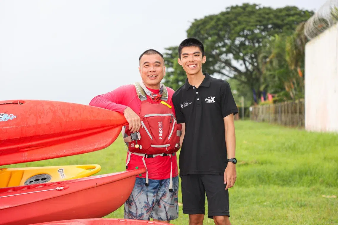 黄益利（左）35年前在庆祝建国25周年时，创下最长独木舟队形的记录，他与儿子黄彦硕携手准备在SG60，再破一项皮艇队形纪录，为国家庆生。（陈心媛摄）