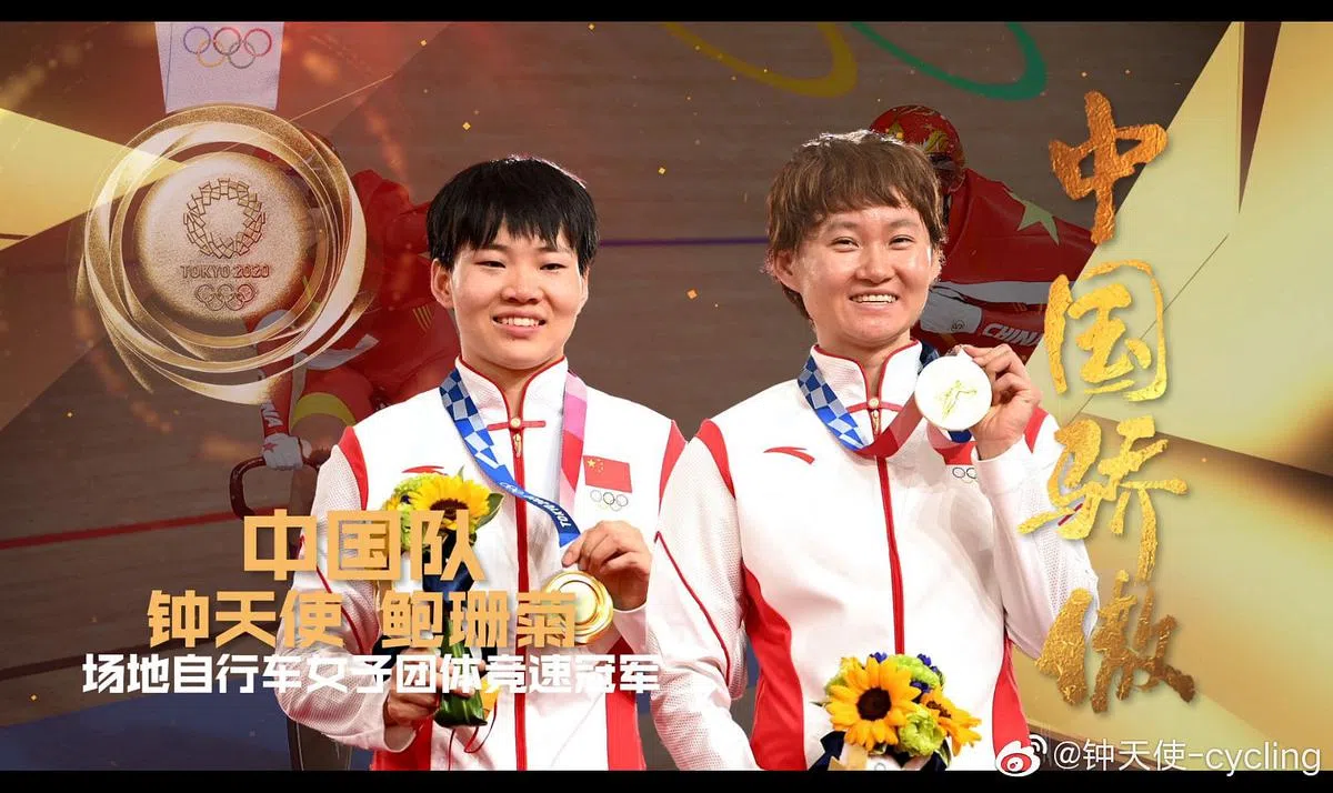 涉事冠军之一钟天使在个人微博上发出的颁奖照片已修掉了身上佩戴的像章，引来中国网民的指责。