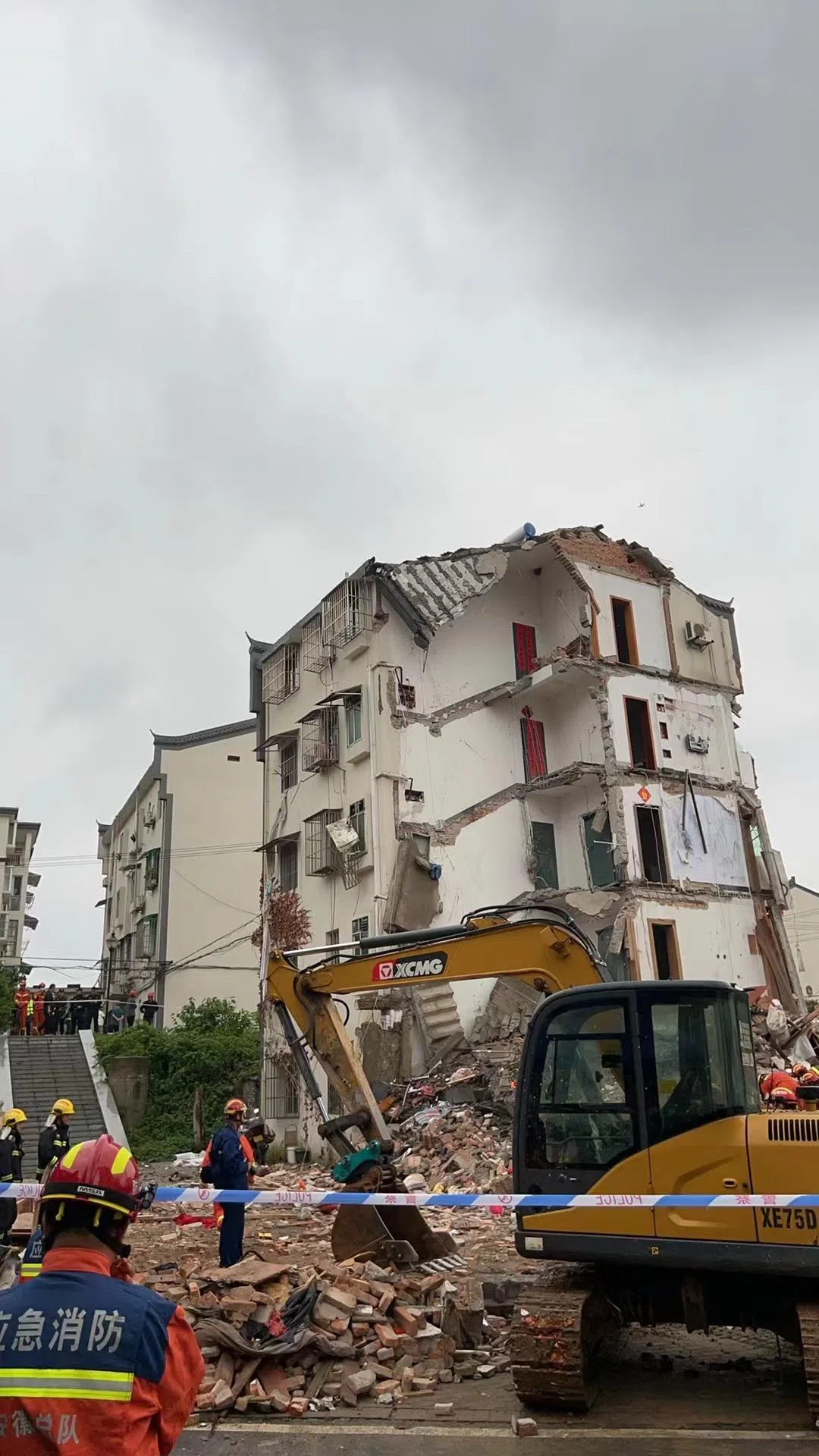 中国安徽铜陵市郊区大通镇龙苑小区星期一（5月27日）发生居民楼坍塌事故。（新华社）