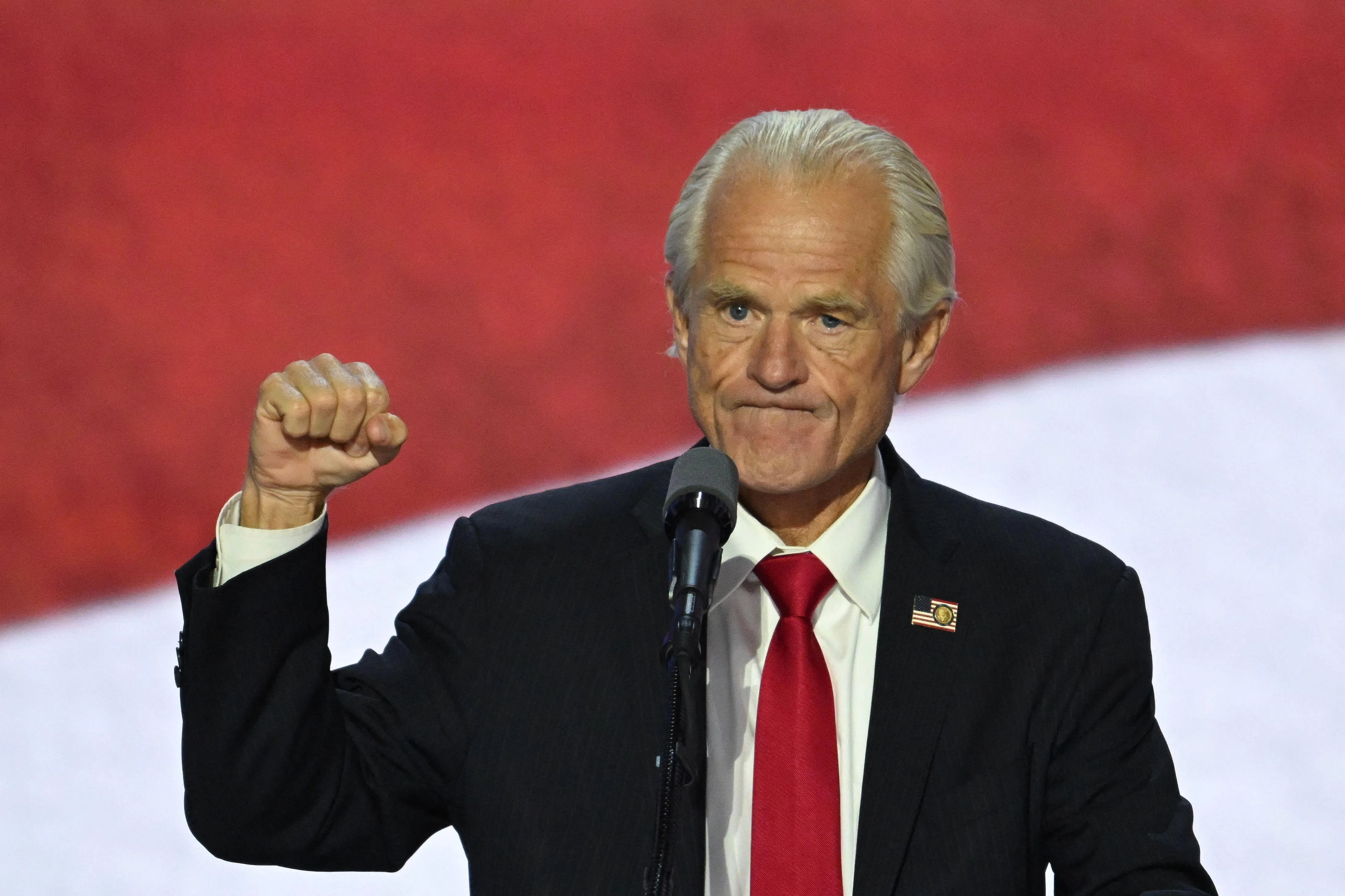 7月17日，美国贸易和制造业政策办公室前主任彼得·纳瓦罗在威斯康星州密尔沃基举行的2024年共和党全国代表大会上讲话。（法新社）