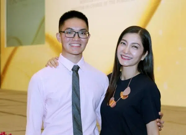 黄碧仁的儿子成绩优秀，获颁公共服务委员会奖学金。（互联网）