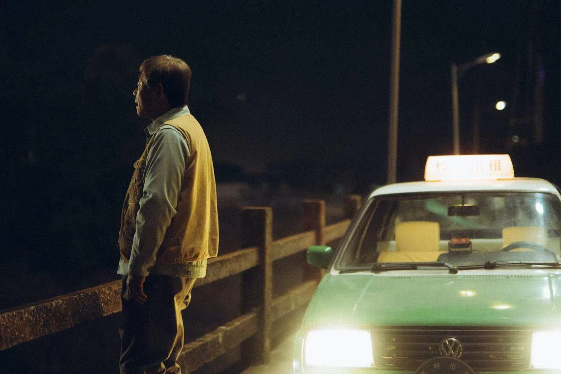 范伟饰演的王响曾是桦钢厂的火车司机，下岗后改开德士。（互联网）