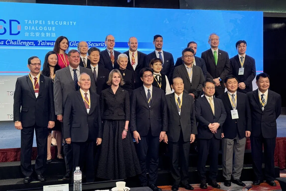 由台湾国防部成立的智库国防安全研究院，9月12日在台北举办“2024台北安全对话：中国挑战下的台湾与全球安全”国际研讨会。图为论坛主讲人在会前合影。（缪宗翰摄）