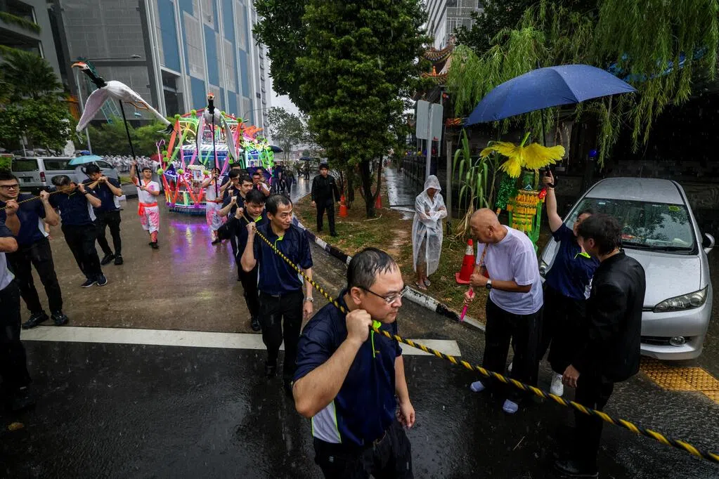 数百人雨中相送 “昇菘嫲”温馨走完人生最后一程