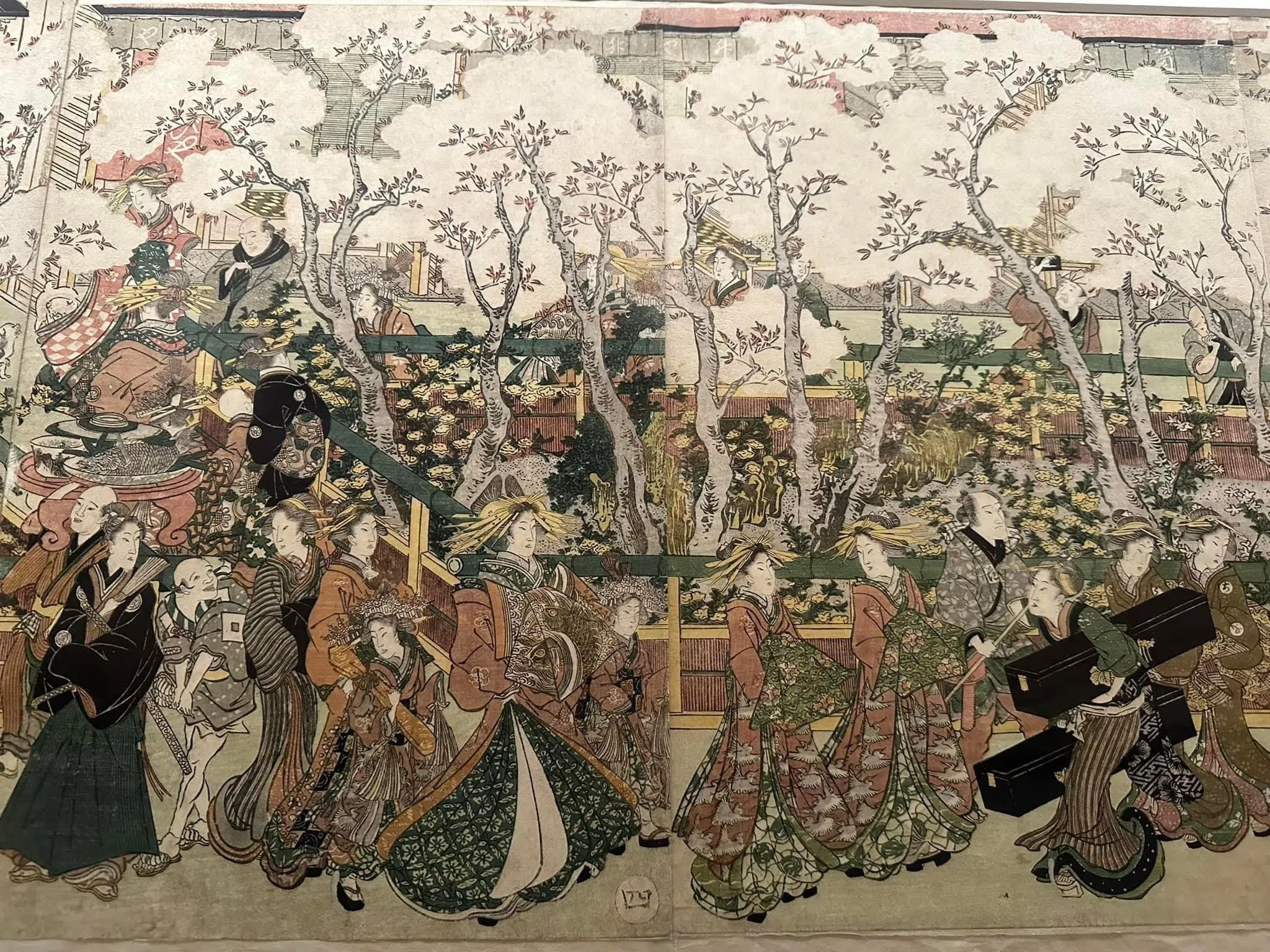 歌川丰国的浮世绘（局部），描绘新吉原樱花盛开，花魁在樱花树下争奇斗艳。（黄向京摄）