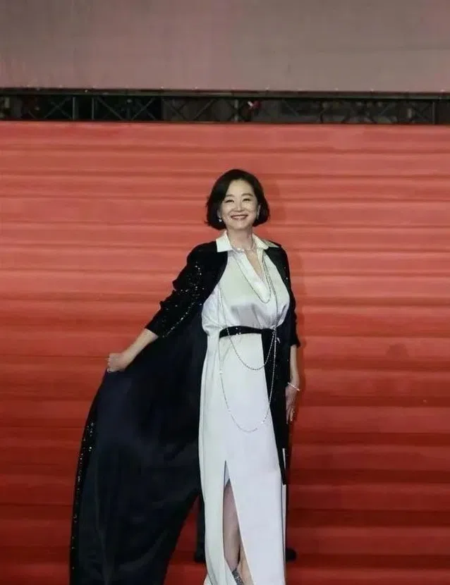 林青霞在金马60红毯上因为高跟鞋太高不慎扭伤。（互联网）