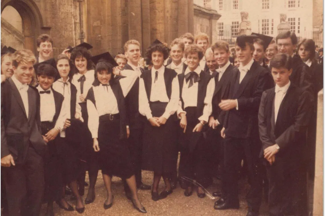 陈淑珊（左五）进入牛津大学，修读政治、哲学与经济学，颠覆了她原本的认知。图为她的大学毕业照。（受访者提供）