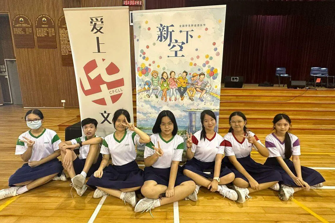 励志中学中二学生汪婧煊（右三）在音乐会后与同学合影。（受访者提供）