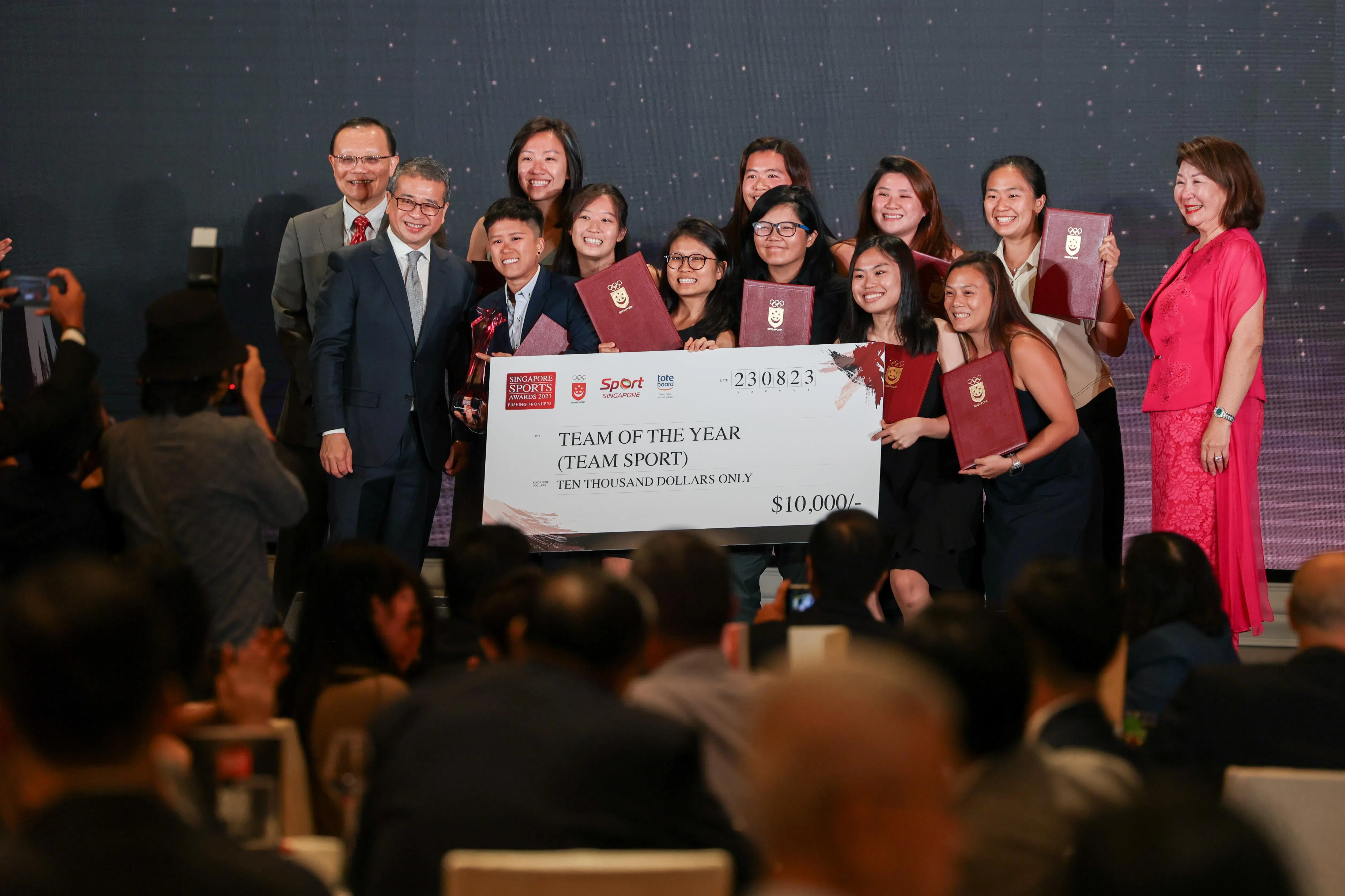 我国巧固球女队获得最佳团队奖项，她们将部分奖金捐给总会，以帮助年轻一代运动员。（卓祾祎摄）