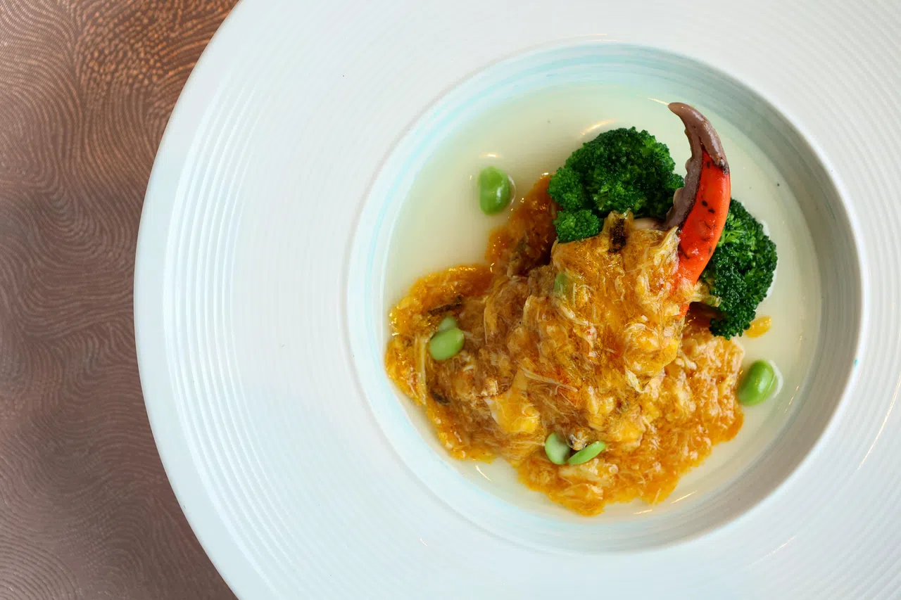 中餐馆李白的大闸蟹粉蛋白蒸蟹钳。（龙国雄摄）