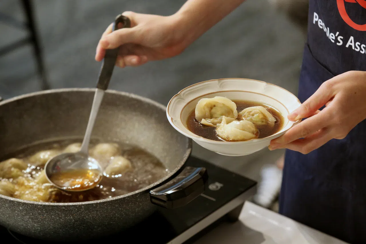 爱下厨的作家不少，有的通过烹煮食物，呵护挚爱的家人。（梁麒麟）