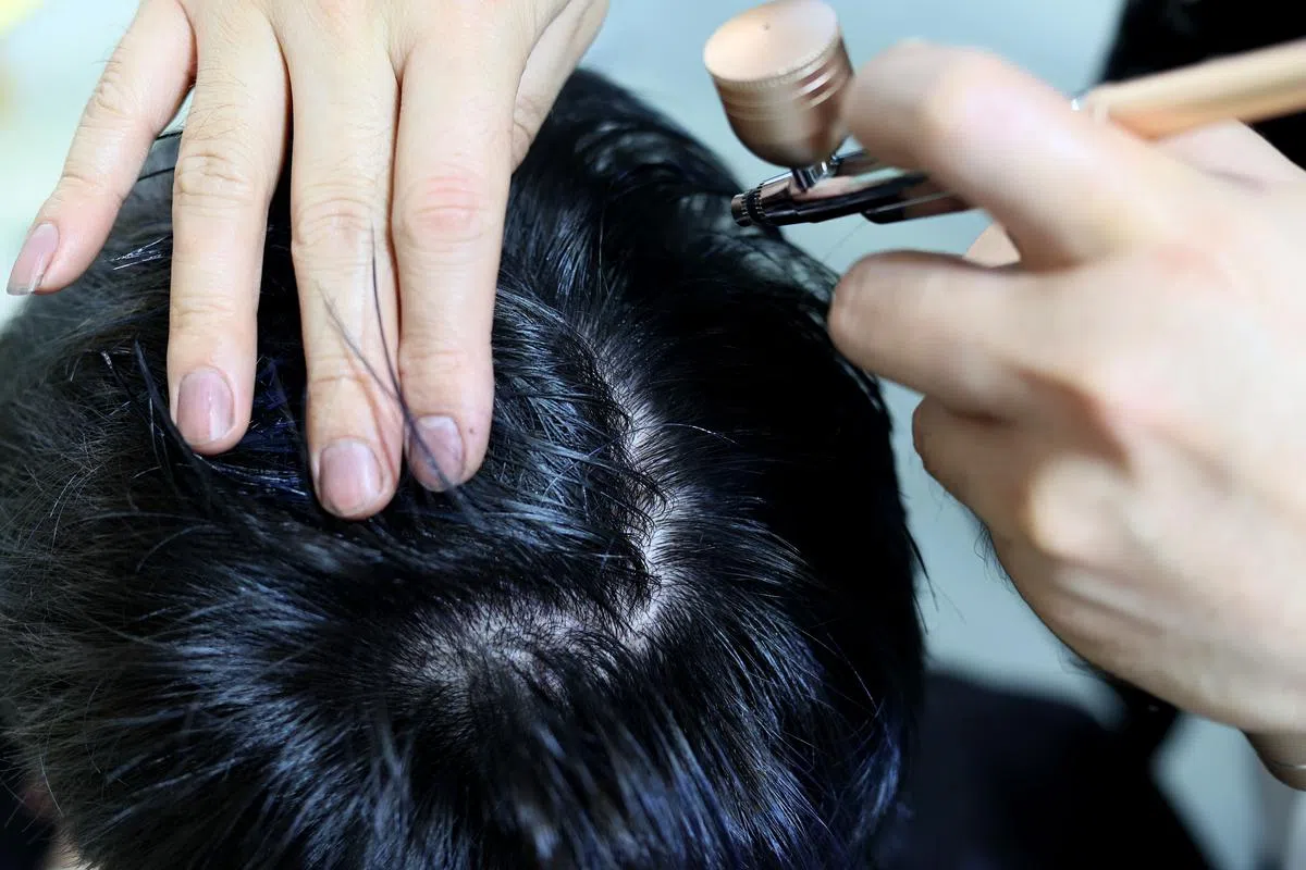 左发程建议，一个星期或10天左右，男士应做一次彻底头皮清洁。（龙国雄摄）