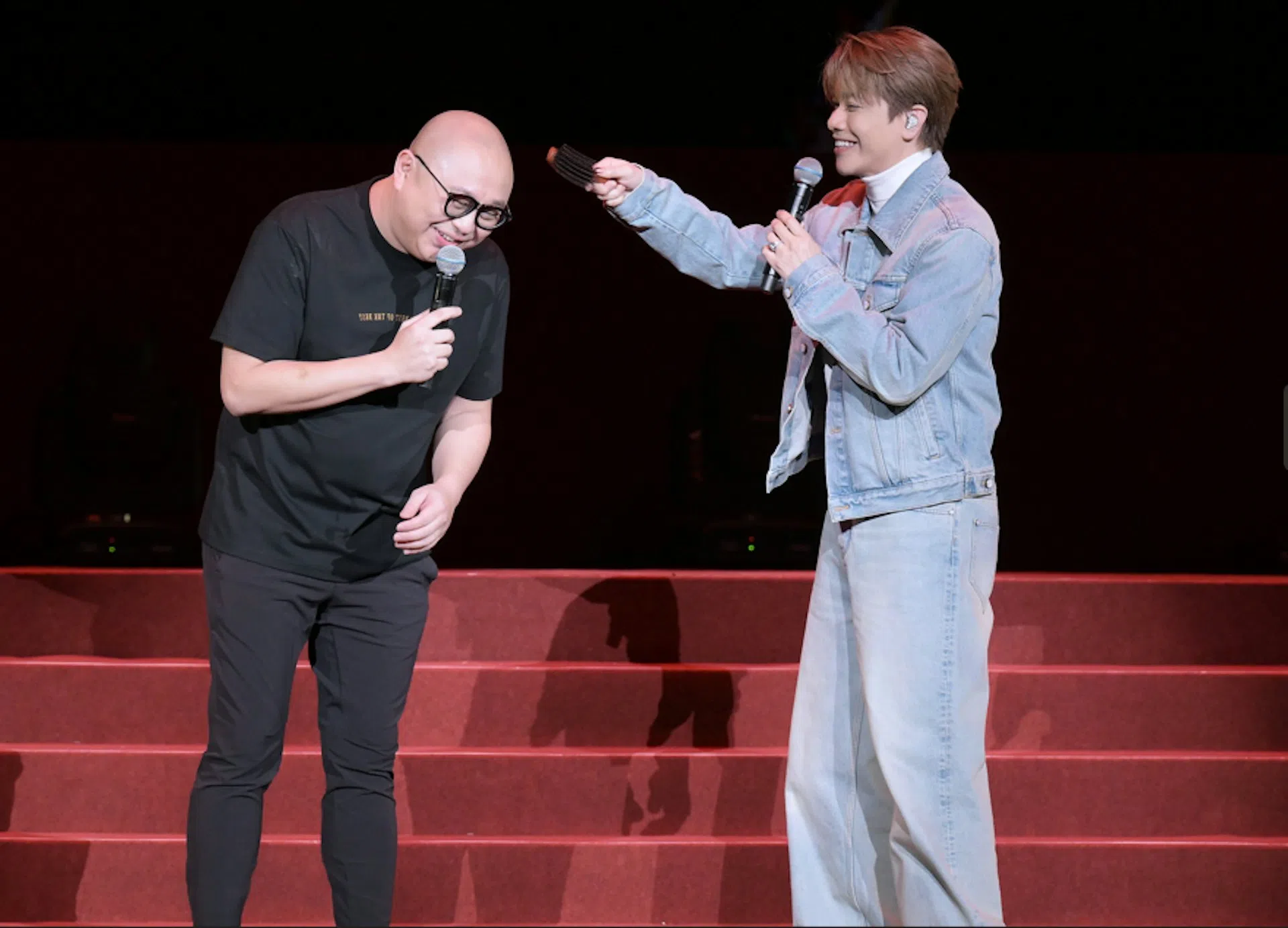 林盛斌（左）3月圆梦首踏红馆举行“The Bobfather Finale 2025”栋笃笑，右为担任嘉宾的张敬轩。（互联网）